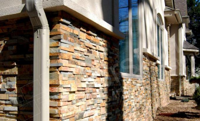 Natural Stacked Stone Veneer Wainscot